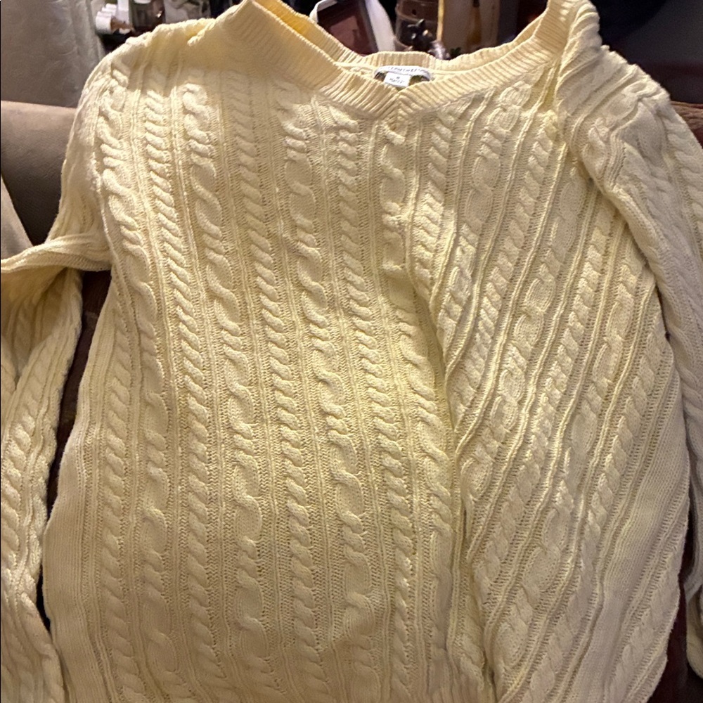 Croft & Barrow Women's Light Yellow V-Neck Sweater